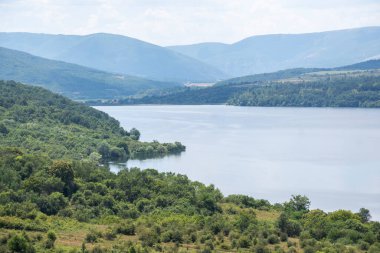 Bulgaristan 'ın Pernik Bölgesi, Pchelina Reservoir yaz manzarası