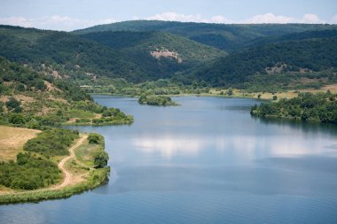 Bulgaristan 'ın Pernik Bölgesi, Pchelina Reservoir yaz manzarası