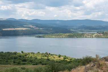 Bulgaristan 'ın Pernik Bölgesi, Pchelina Reservoir yaz manzarası