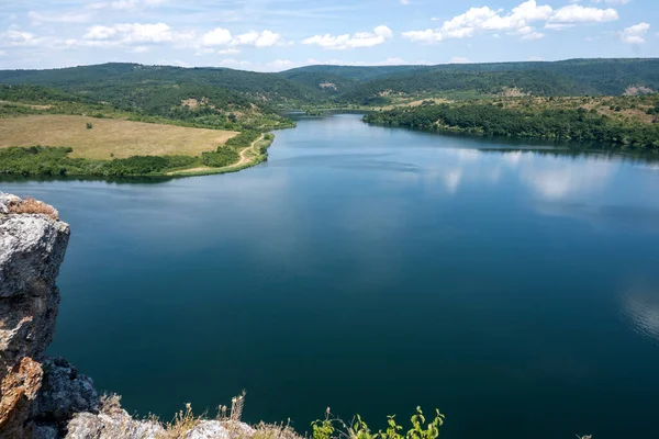 Bulgaristan 'ın Pernik Bölgesi, Pchelina Reservoir yaz manzarası