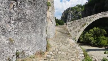 Pindus Dağları, Zagori, Epirus, Yunanistan 'daki Kokkorou taş köprüsünün inanılmaz manzarası