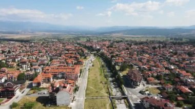 Bulgaristan 'ın Blagoevgrad bölgesinin ünlü Bansko kayak beldesinin hava manzarası