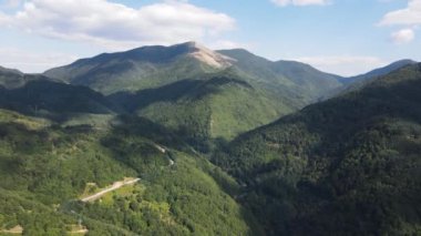 Bulgaristan 'ın Sveshtnik zirvesi yakınlarındaki Pirin Dağı' nın şaşırtıcı hava manzarası