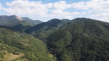 Bulgaristan 'ın Sveshtnik zirvesi yakınlarındaki Pirin Dağı' nın şaşırtıcı hava manzarası