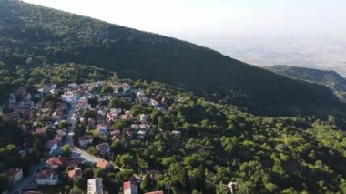 Bulgaristan 'ın Filibe Bölgesi, Otantik ondokuzuncu yüzyıl evleriyle Yavrovo köyünün hava manzarası