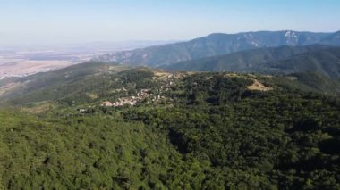 Bulgaristan 'ın Filibe Bölgesi, Otantik ondokuzuncu yüzyıl evleriyle Yavrovo köyünün hava manzarası