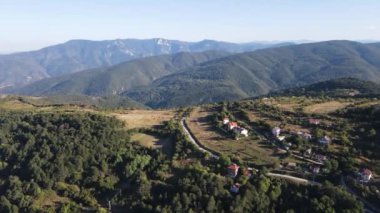 Bulgaristan 'ın Filibe Bölgesi, Otantik ondokuzuncu yüzyıl evleriyle Yavrovo köyünün hava manzarası