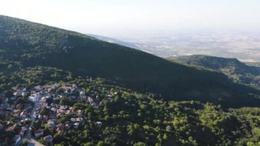Bulgaristan 'ın Filibe Bölgesi, Otantik ondokuzuncu yüzyıl evleriyle Yavrovo köyünün hava manzarası