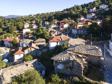 Bulgaristan 'ın Filibe Bölgesi, Otantik ondokuzuncu yüzyıl evleriyle Yavrovo köyünün hava manzarası
