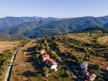 Bulgaristan 'ın Filibe Bölgesi, Otantik ondokuzuncu yüzyıl evleriyle Yavrovo köyünün hava manzarası