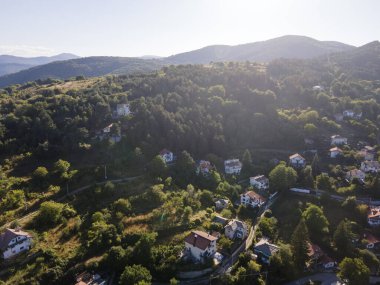 Bulgaristan 'ın Filibe Bölgesi, Otantik ondokuzuncu yüzyıl evleriyle Yavrovo köyünün hava manzarası