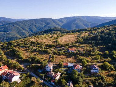 Bulgaristan 'ın Filibe Bölgesi, Otantik ondokuzuncu yüzyıl evleriyle Yavrovo köyünün hava manzarası