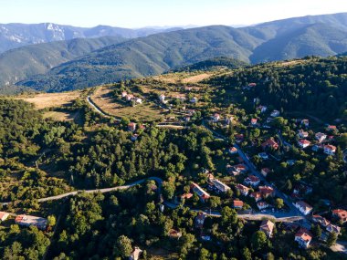 Bulgaristan 'ın Filibe Bölgesi, Otantik ondokuzuncu yüzyıl evleriyle Yavrovo köyünün hava manzarası