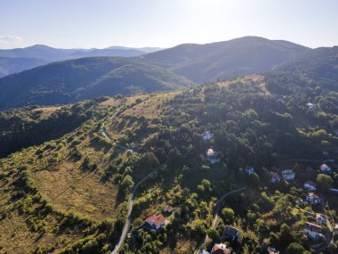 Bulgaristan 'ın Filibe Bölgesi, Otantik ondokuzuncu yüzyıl evleriyle Yavrovo köyünün hava manzarası