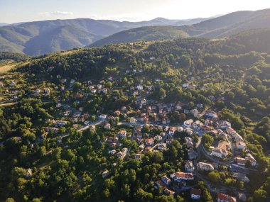 Bulgaristan 'ın Filibe Bölgesi, Otantik ondokuzuncu yüzyıl evleriyle Yavrovo köyünün hava manzarası