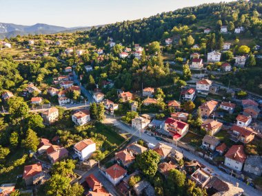 Bulgaristan 'ın Filibe Bölgesi, Otantik ondokuzuncu yüzyıl evleriyle Yavrovo köyünün hava manzarası