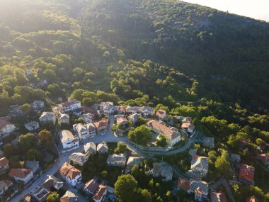 Bulgaristan 'ın Filibe Bölgesi, Otantik ondokuzuncu yüzyıl evleriyle Yavrovo köyünün hava manzarası