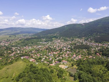 Bulgaristan 'ın Pernik bölgesindeki Rudartsi Köyü yakınlarındaki Vitosha Dağı' nın şaşırtıcı hava manzarası