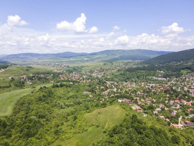 Bulgaristan 'ın Pernik bölgesindeki Rudartsi Köyü yakınlarındaki Vitosha Dağı' nın şaşırtıcı hava manzarası