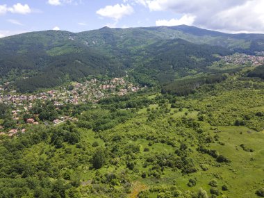 Bulgaristan 'ın Pernik bölgesindeki Rudartsi Köyü yakınlarındaki Vitosha Dağı' nın şaşırtıcı hava manzarası