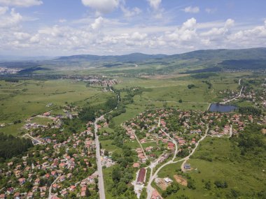 Bulgaristan 'ın Pernik bölgesindeki Rudartsi Köyü yakınlarındaki Vitosha Dağı' nın şaşırtıcı hava manzarası