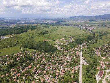 Bulgaristan 'ın Pernik bölgesindeki Rudartsi Köyü yakınlarındaki Vitosha Dağı' nın şaşırtıcı hava manzarası