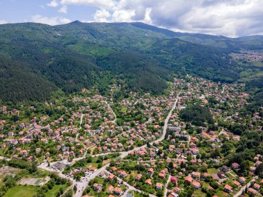 Bulgaristan 'ın Pernik bölgesindeki Rudartsi Köyü yakınlarındaki Vitosha Dağı' nın şaşırtıcı hava manzarası
