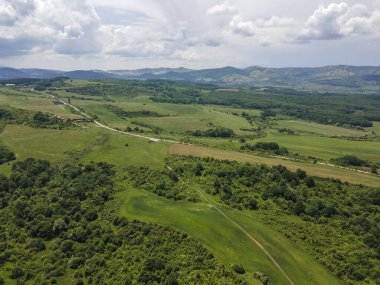 Bulgaristan 'ın Pernik bölgesindeki Rudartsi Köyü yakınlarındaki Vitosha Dağı' nın şaşırtıcı hava manzarası