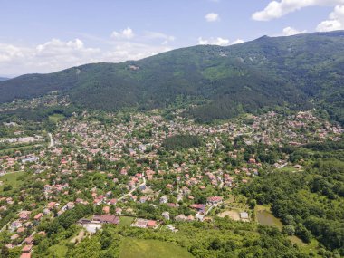 Bulgaristan 'ın Pernik bölgesindeki Rudartsi Köyü yakınlarındaki Vitosha Dağı' nın şaşırtıcı hava manzarası