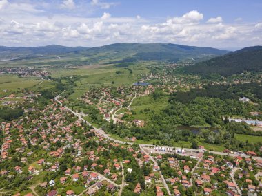 Bulgaristan 'ın Pernik bölgesindeki Rudartsi Köyü yakınlarındaki Vitosha Dağı' nın şaşırtıcı hava manzarası