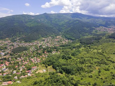 Bulgaristan 'ın Pernik bölgesindeki Rudartsi Köyü yakınlarındaki Vitosha Dağı' nın şaşırtıcı hava manzarası