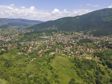 Bulgaristan 'ın Pernik bölgesindeki Rudartsi Köyü yakınlarındaki Vitosha Dağı' nın şaşırtıcı hava manzarası