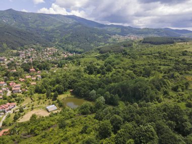 Bulgaristan 'ın Pernik bölgesindeki Rudartsi Köyü yakınlarındaki Vitosha Dağı' nın şaşırtıcı hava manzarası