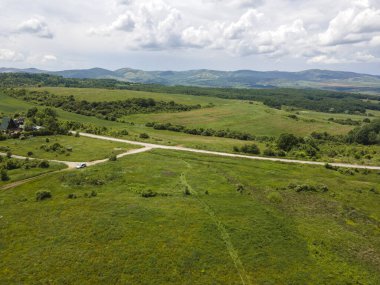 Bulgaristan 'ın Pernik bölgesindeki Rudartsi Köyü yakınlarındaki Vitosha Dağı' nın şaşırtıcı hava manzarası