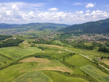 Bulgaristan 'ın Pernik bölgesindeki Rudartsi Köyü yakınlarındaki Vitosha Dağı' nın şaşırtıcı hava manzarası