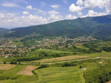 Bulgaristan 'ın Pernik bölgesindeki Rudartsi Köyü yakınlarındaki Vitosha Dağı' nın şaşırtıcı hava manzarası