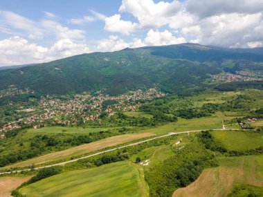 Bulgaristan 'ın Pernik bölgesindeki Rudartsi Köyü yakınlarındaki Vitosha Dağı' nın şaşırtıcı hava manzarası
