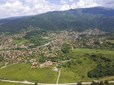 Bulgaristan 'ın Pernik bölgesindeki Rudartsi Köyü yakınlarındaki Vitosha Dağı' nın şaşırtıcı hava manzarası