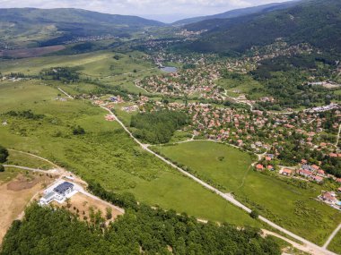 Bulgaristan 'ın Pernik bölgesindeki Rudartsi Köyü yakınlarındaki Vitosha Dağı' nın şaşırtıcı hava manzarası