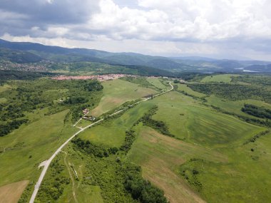 Bulgaristan 'ın Pernik bölgesindeki Rudartsi Köyü yakınlarındaki Vitosha Dağı' nın şaşırtıcı hava manzarası
