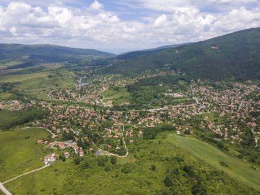 Bulgaristan 'ın Pernik bölgesindeki Rudartsi Köyü yakınlarındaki Vitosha Dağı' nın şaşırtıcı hava manzarası