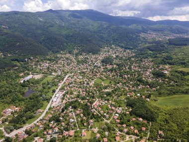Bulgaristan 'ın Pernik bölgesindeki Rudartsi Köyü yakınlarındaki Vitosha Dağı' nın şaşırtıcı hava manzarası