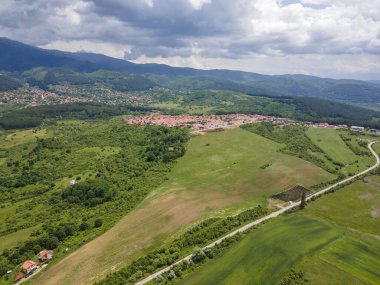 Bulgaristan 'ın Pernik bölgesindeki Rudartsi Köyü yakınlarındaki Vitosha Dağı' nın şaşırtıcı hava manzarası