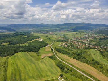 Bulgaristan 'ın Pernik bölgesindeki Rudartsi Köyü yakınlarındaki Vitosha Dağı' nın şaşırtıcı hava manzarası