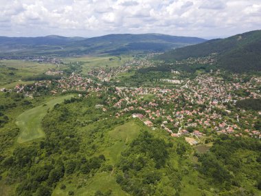 Bulgaristan 'ın Pernik bölgesindeki Rudartsi Köyü yakınlarındaki Vitosha Dağı' nın şaşırtıcı hava manzarası