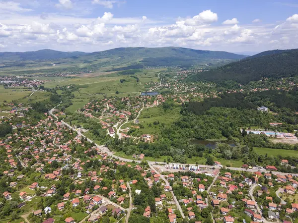 Bulgaristan 'ın Pernik bölgesindeki Rudartsi Köyü yakınlarındaki Vitosha Dağı' nın şaşırtıcı hava manzarası