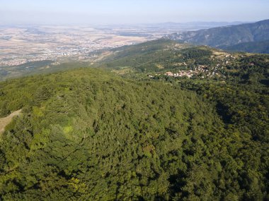 Bulgaristan 'ın Filibe Bölgesi Yavrovo köyü yakınlarındaki Rodopes Dağı' nın hava manzarası