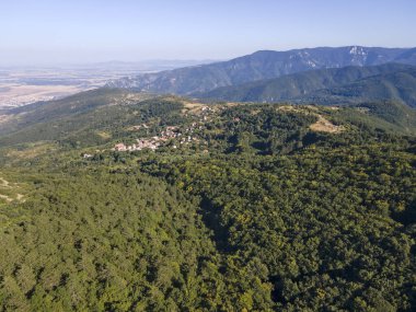 Bulgaristan 'ın Filibe Bölgesi Yavrovo köyü yakınlarındaki Rodopes Dağı' nın hava manzarası