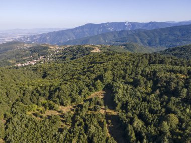 Bulgaristan 'ın Filibe Bölgesi Yavrovo köyü yakınlarındaki Rodopes Dağı' nın hava manzarası