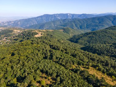 Bulgaristan 'ın Filibe Bölgesi Yavrovo köyü yakınlarındaki Rodopes Dağı' nın hava manzarası